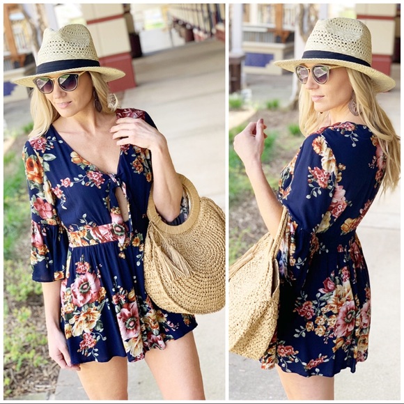 ✨LAST ONE✨Navy floral tie front romper - Picture 2 of 4